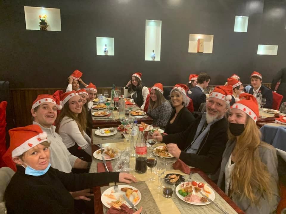 Une grande table réunie pour une fête au restaurant