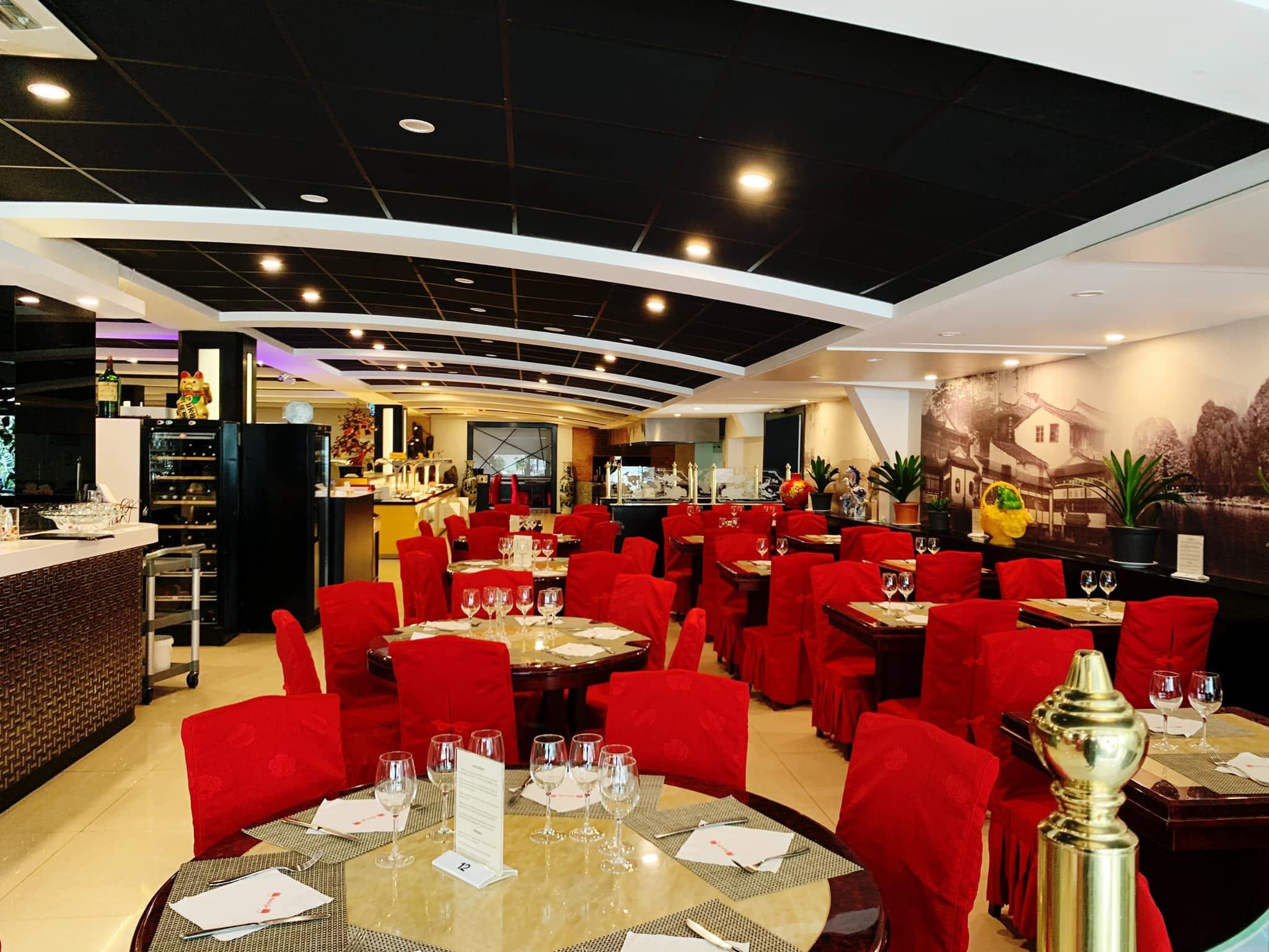 La grande salle de Wok de Jin, ses fauteuils rouges et ses fresques chinoises