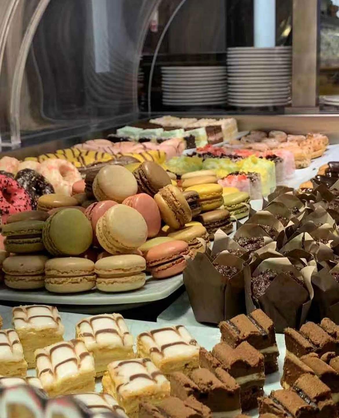 Macarons, petits gâteaux et pâtisseries du buffet
