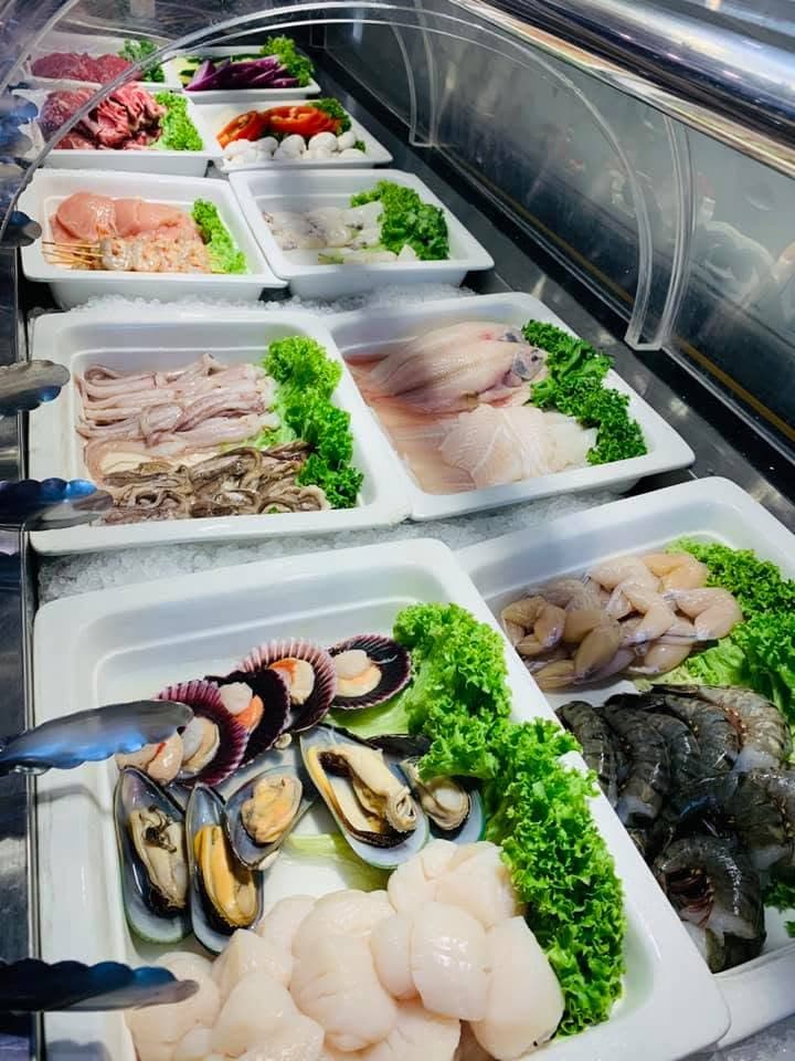 Poissons et fruits de mer frais à choisir pour le wok