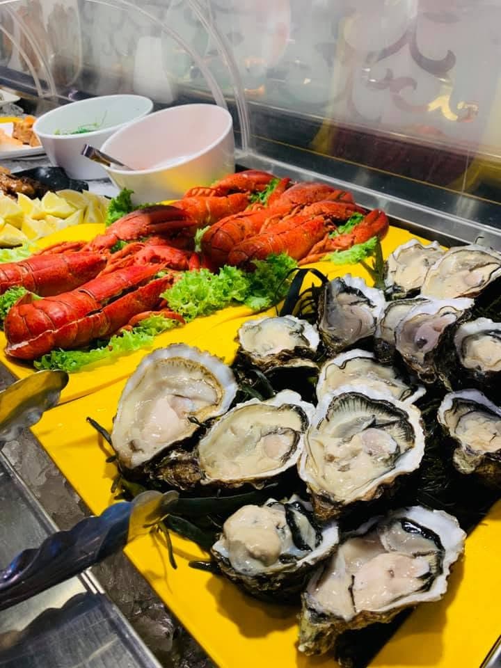 Homards et huîtres présentés au buffet