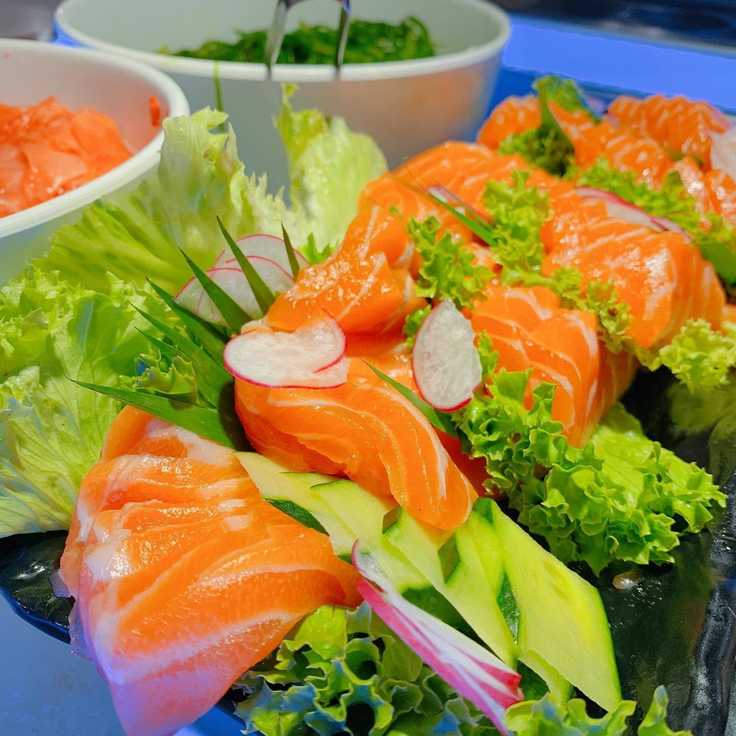 Saumon et sashimis fraîchement préparés