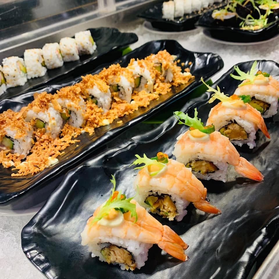 Assortiment de sushis préparés au restaurant