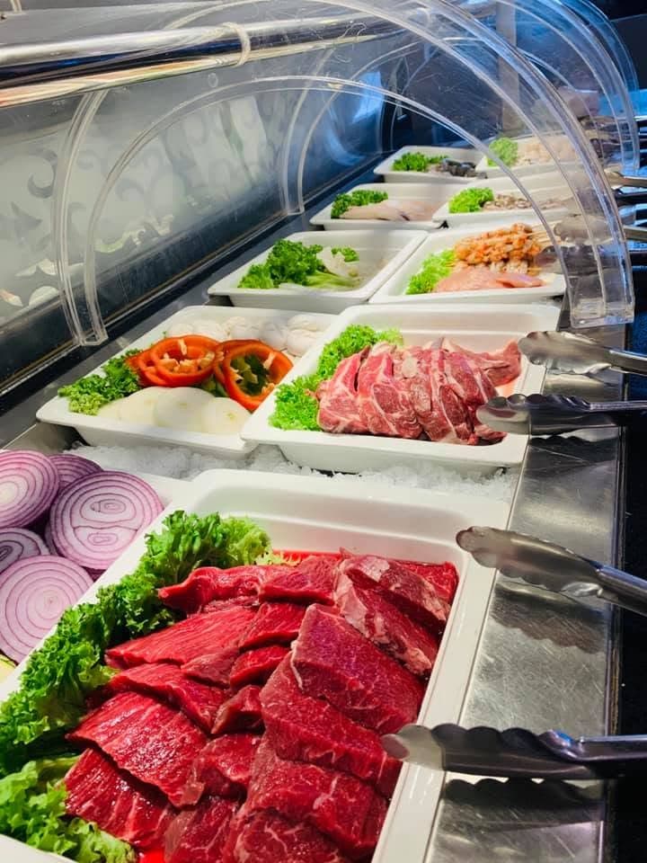 Viandes et légumes frais proposés pour le wok